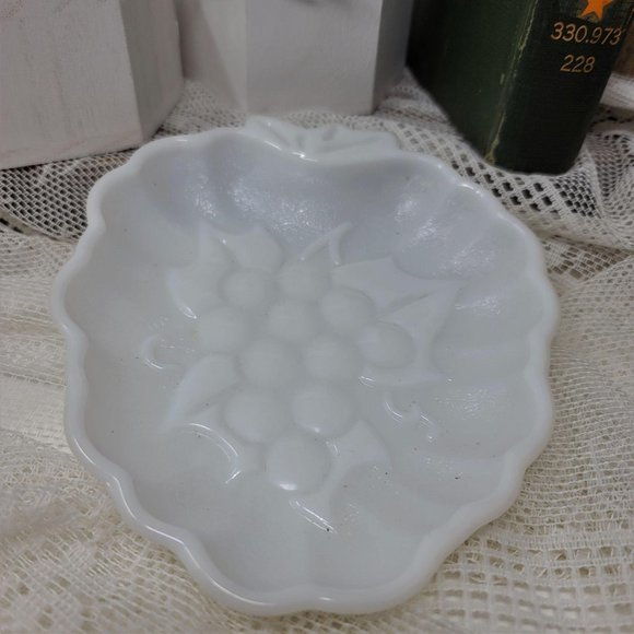 Vintage Milk Glass Dish w Grape Design - Picture 4 of 6